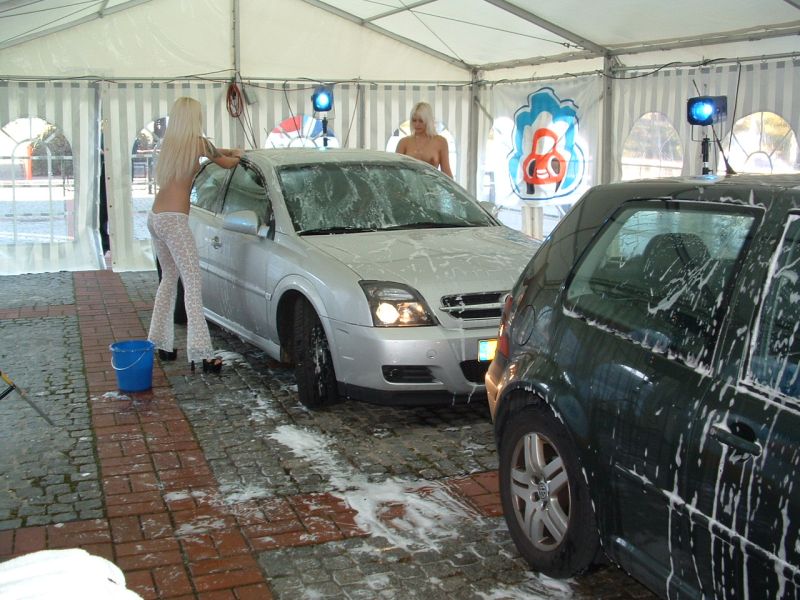 topless_carwash_36.jpg