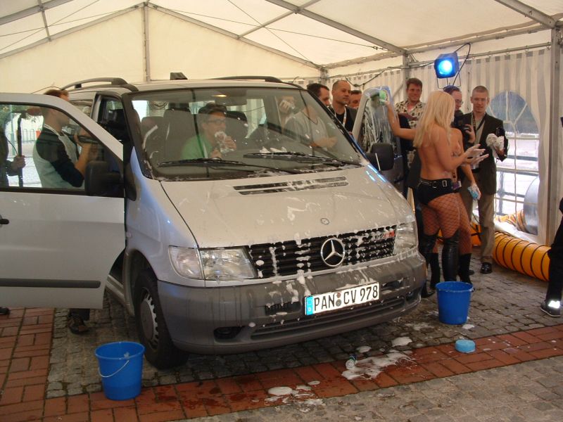 topless_carwash_04.jpg